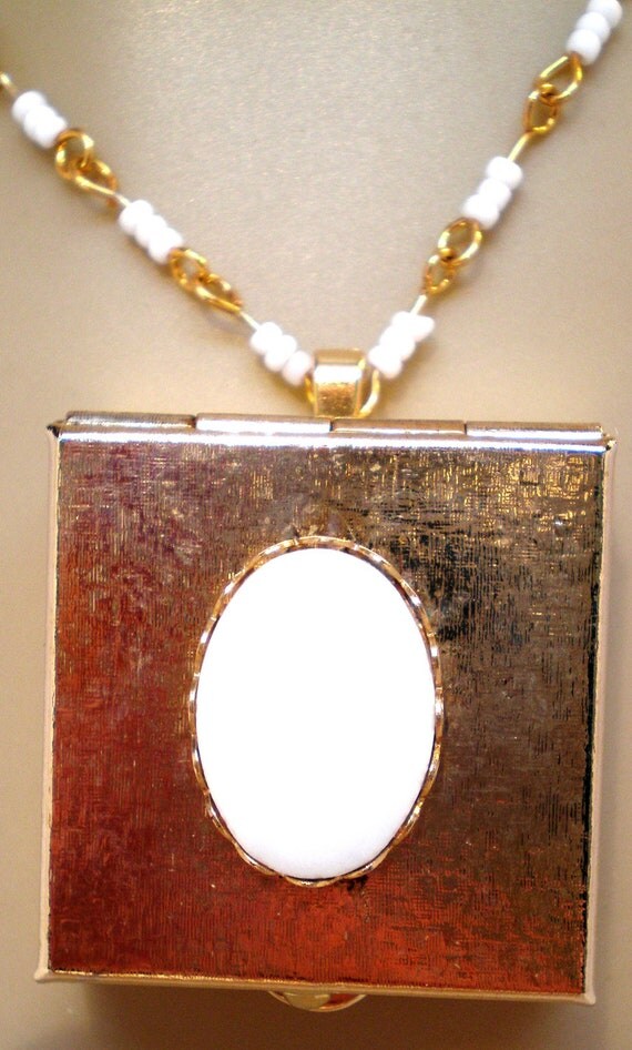 Vintage Necklace Choker Collar Keepsake Pill Trinket Box Milk