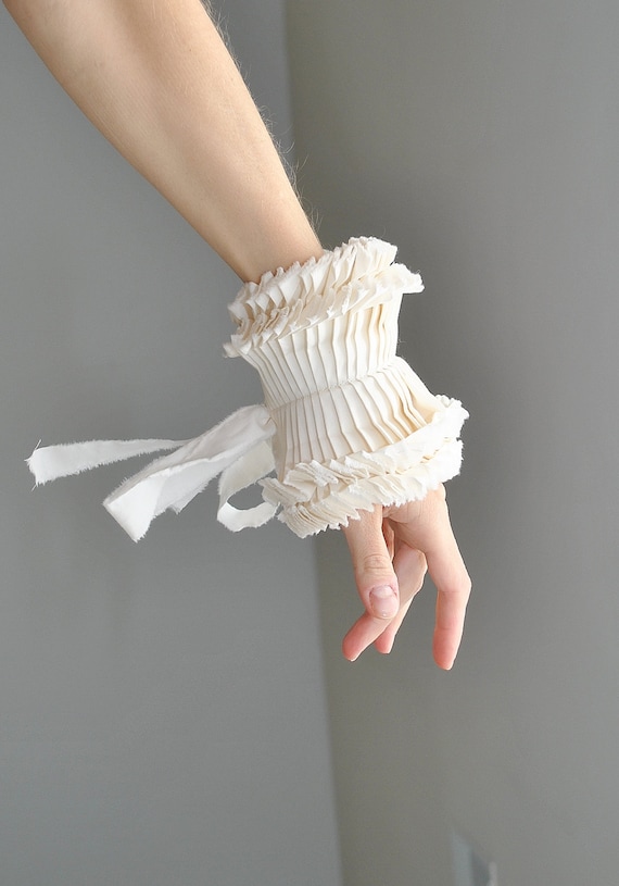RESERVEDRuffled cuffs/ Detachable cuffs/ Ivory cuffs/ Fasric