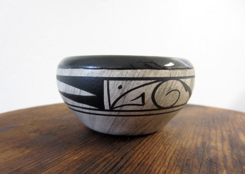Navajo Bowl Art Pottery Native American bird symbol Signed