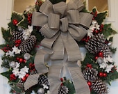 Black & White Christmas wreath with a Traditional Look Black & White Christmas wreath with a Traditional Look