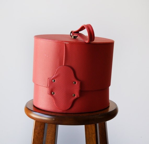 Vintage Hat Box or Purse from the 1950s and in a Lipstick Red