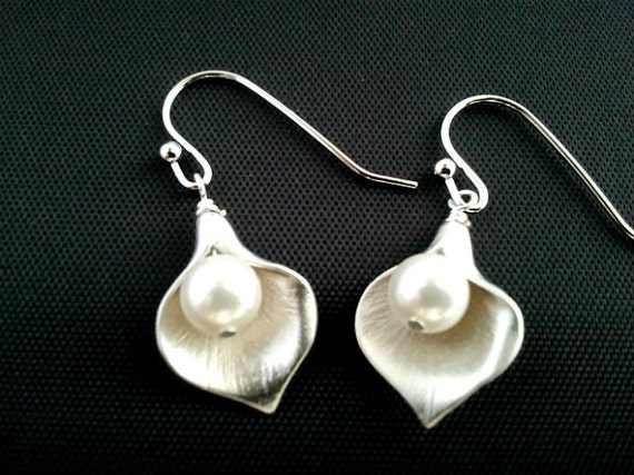 Lovely Calla lily with Pearl Earrings,Drop, Dangle, bridesmaid gifts,Wedding jewelry - brides maid gifts, christmas gift, cocktail jewelry