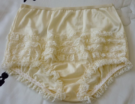 Vintage Buttercup Yellow Lace Ruffled Panties by Malco Modes