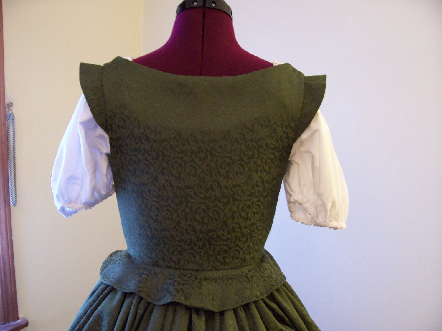Green Renaissance Elizabethan Dress Gown Costume Complete