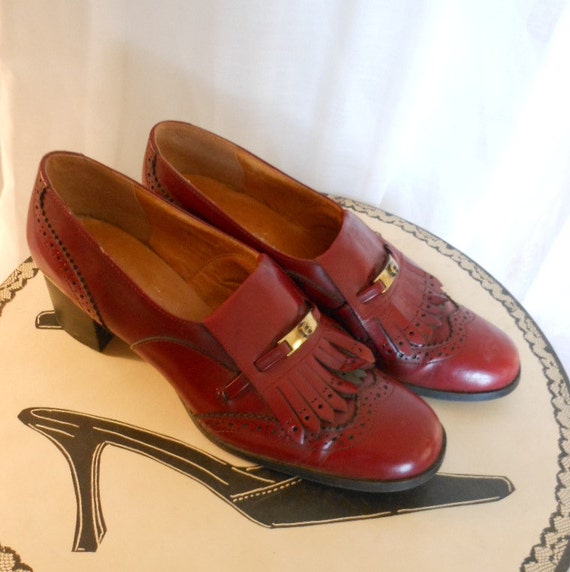 vintage 1970s 70s shoes Etienne Aigner red leather wing-tipped