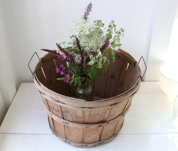 Sale / vintage 1950s bushel basket. farm fruit basket. rustic