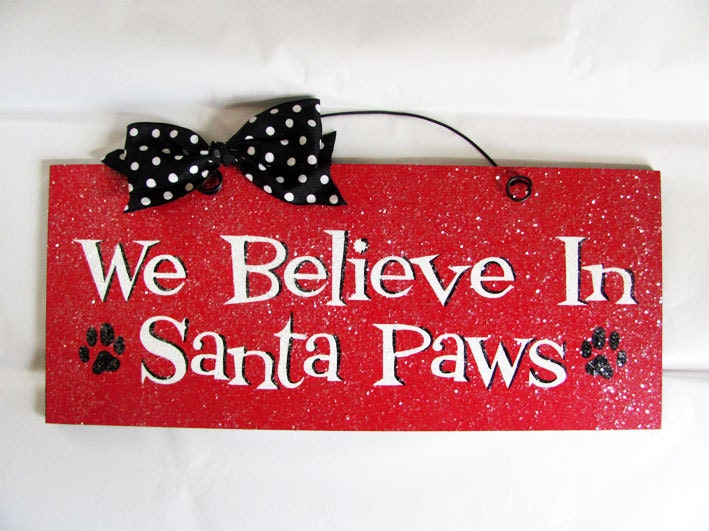 Christmas Decor Sign with glitter. "We Believe in Santa Paws".