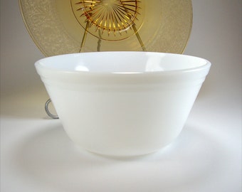 Medium White Milk Glass Mixing Bowl, Federal, Nesting Bowl, Fruit Bowl, Decorative