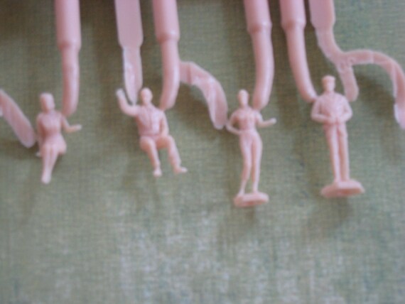 HO Scale: Assorted Figures - Unpainted - 24 pack 