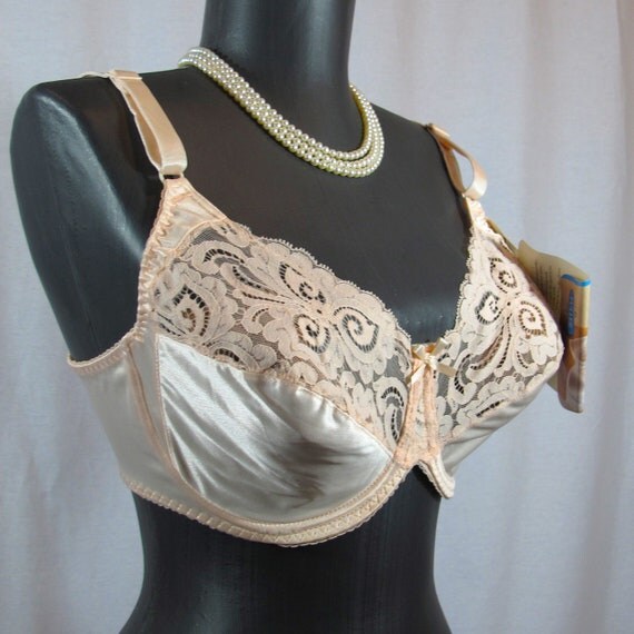 Unworn vintage Bali bra in pale pink size 34D by BoudoirBarbie