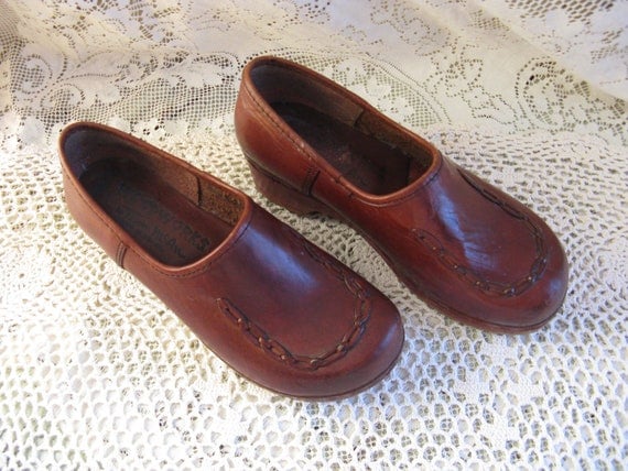 reserved for chris wooden womens shoes 6 B leather 1970s