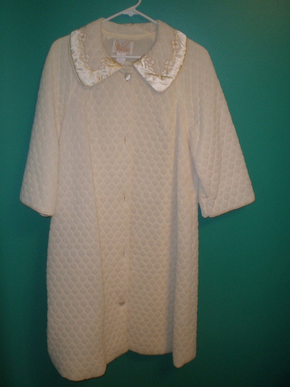 Vintage Miss Elaine ivory nylon quilted robe by BerryLaneClassics