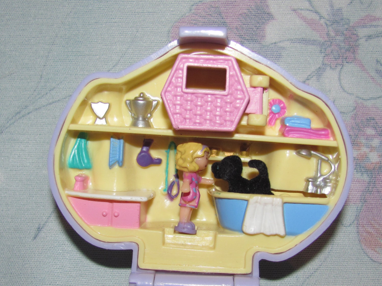 polly pocket dog compact