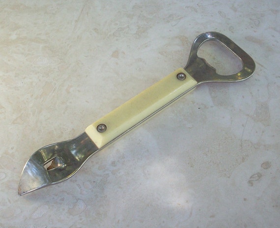 How to use a handheld can opener