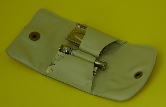 Vintage GILLETTE Travel Safety RAZOR Kit With by hensnest10