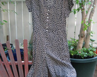 Romantic Parisian Designer René Derhy White and Navy Minimal Bow Print Jumpsuit Sz.P3 Parisian Sexy Cool Audrey Hepburn
