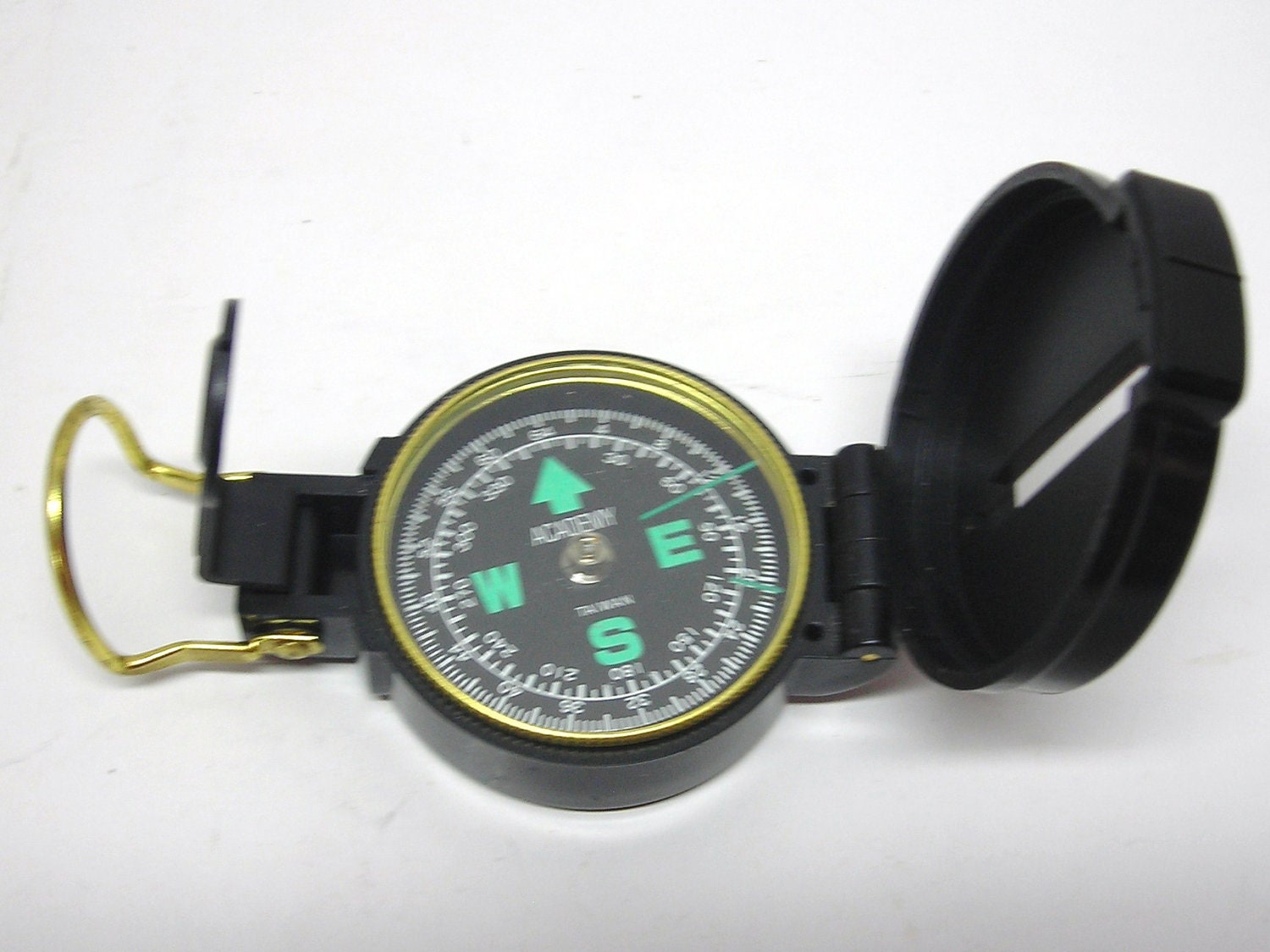 Компас таблетка. Компас Engineer Lensatic Compass. Компас без фирмы Lensatic Compass 25 Black 877123. Компас без фирмы Lensatic/Prismatic Compass Green 892782. Компас 1770-1827.