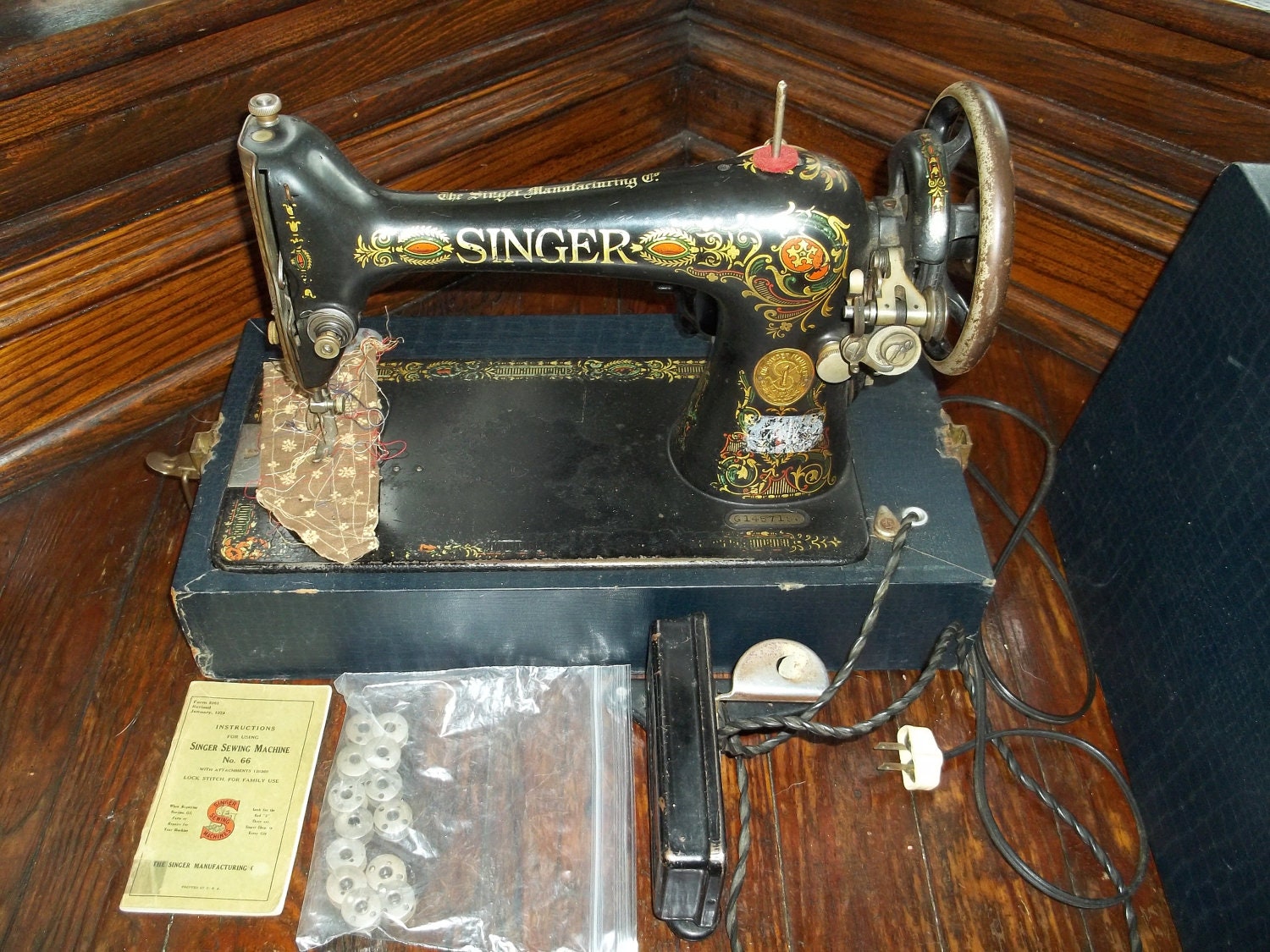 Antique Singer Sewing Machine model 66 still works great