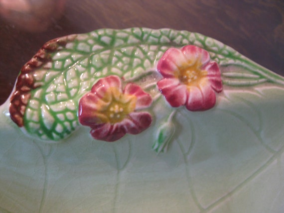 Unusual collectable Carlton Ware leaf dish in Spring Primula design, very good condition. Multi-buy discount for a pair.