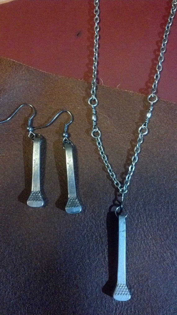 Set Matching Horseshoe Nail Necklace and Earrings