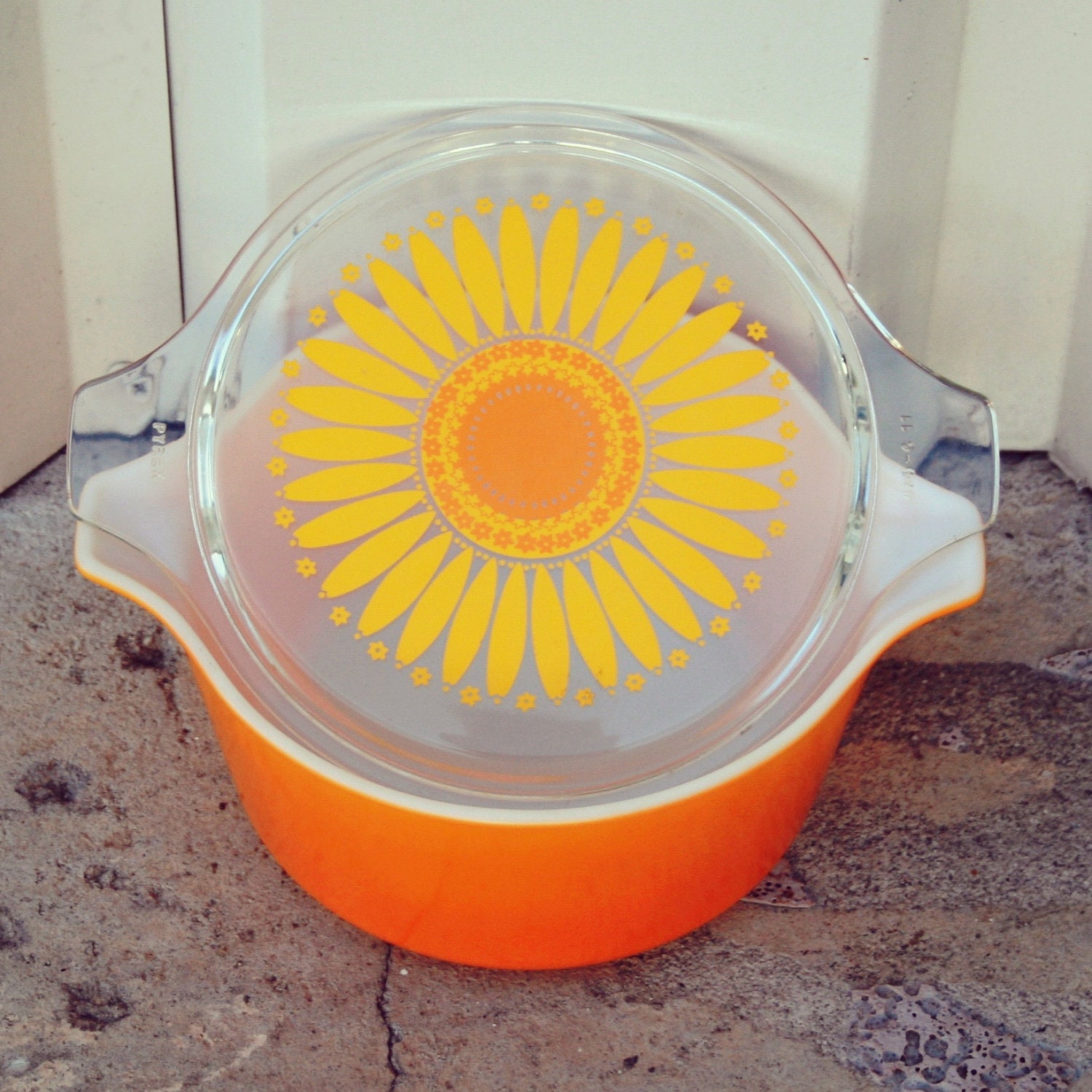 Vintage 1960s Daisy Pattern PYREX Round Cinderella