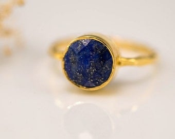 Navy Blue Lapis Ring Gold, September Birthstone Ring, Lapis Lazuli Ring, Gemstone Ring, Stacking Ring, Gold Ring, Round Ring, Cocktail Ring