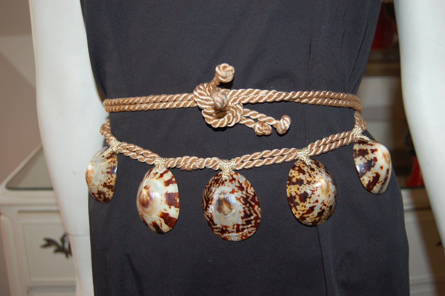 Cheap vintage belt / tourist shell belt / Wrap belt / Size large