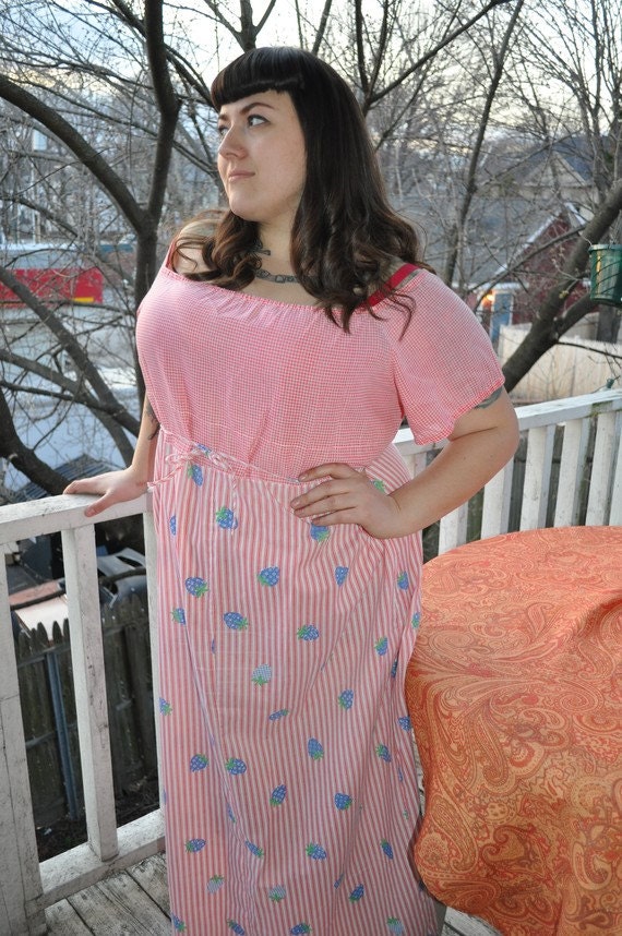 SOLGTE 1970 eller 60s av skulderen Hippie Maxi Dress med jordbær XL XXL 2x 3x plus size
