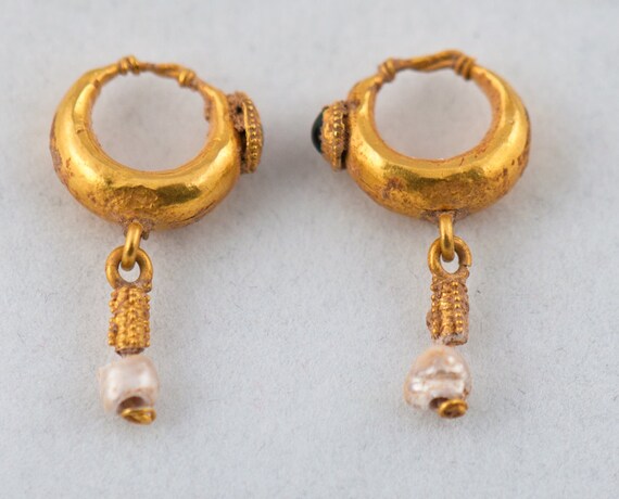 Items similar to Original Ancient Roman Gold Earrings with Garnet ...