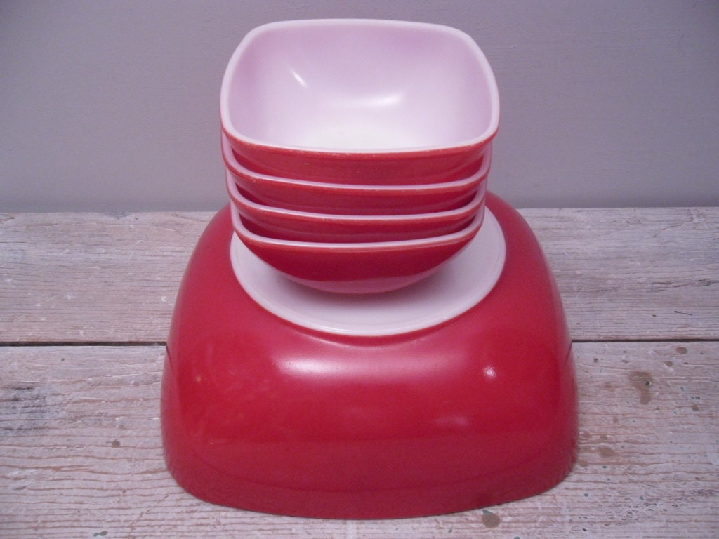 red pyrex bowl set by hauteGREENhutch on Etsy