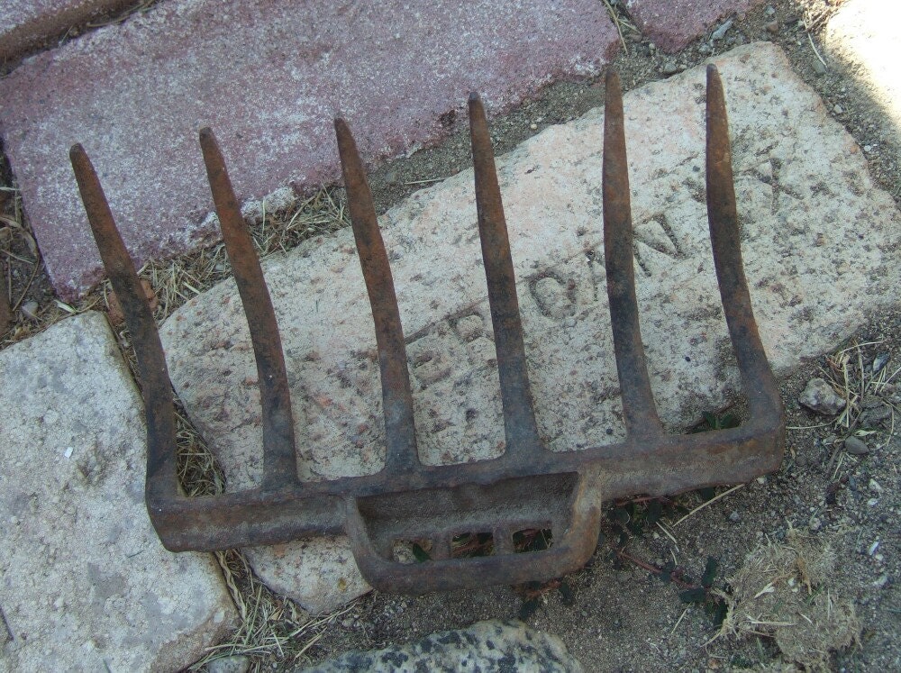 Vintage cast iron farm equipment parts cast iron 6 tines rake
