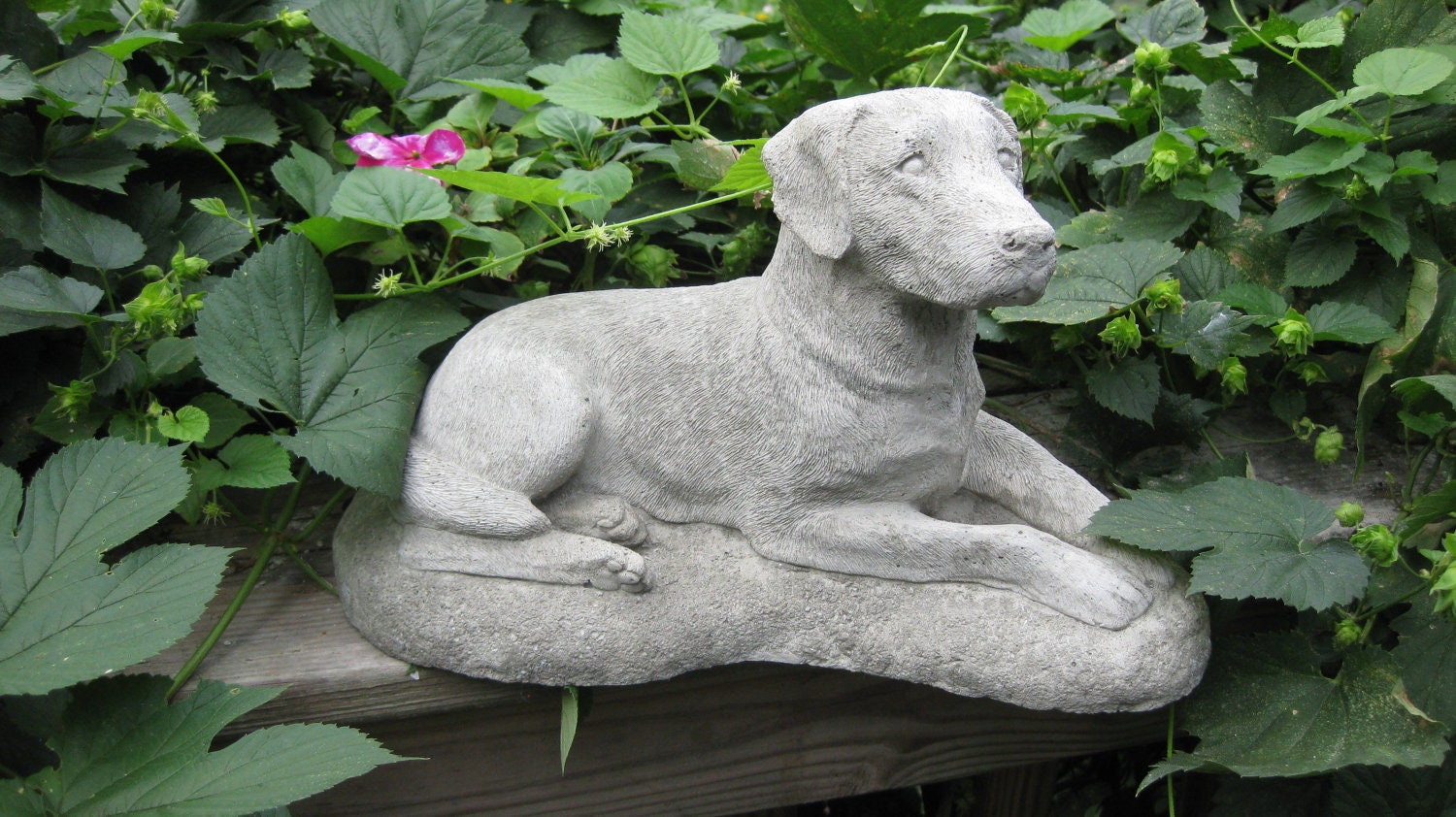 labrador retriever garden statue