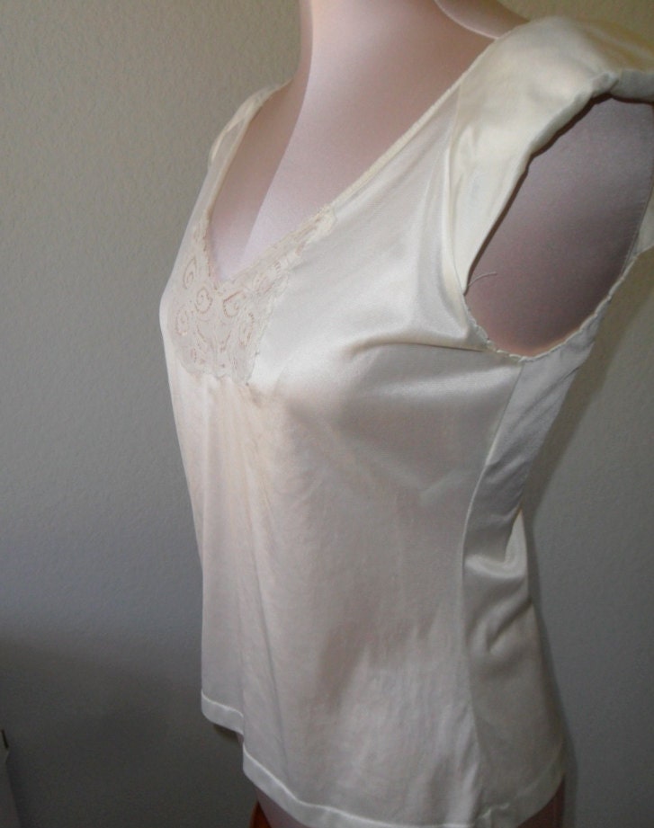 Usps Return Label >> Vintage Camisole Bali Ivory with Shoulder Pads Cami Size 32 Usps Return Label >> Vintage Camisole Bali Ivory with Shoulder Pads Cami Size 32