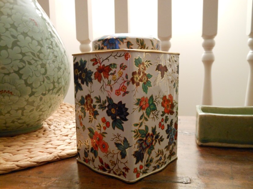 Vintage Daher Decorative Tea Tin with Floral Pattern