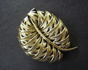High Quality VINTAGE BROOCH - Vintage Pin - Gold Tone Great Detail
