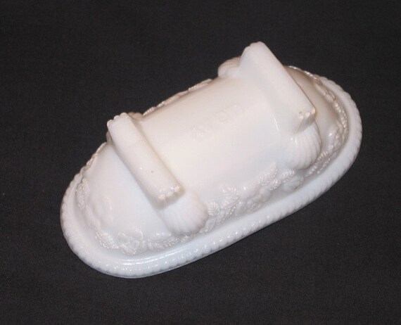 Avon Vintage Milk Glass Soap Dish Claw Foot Bath Tub Embossed