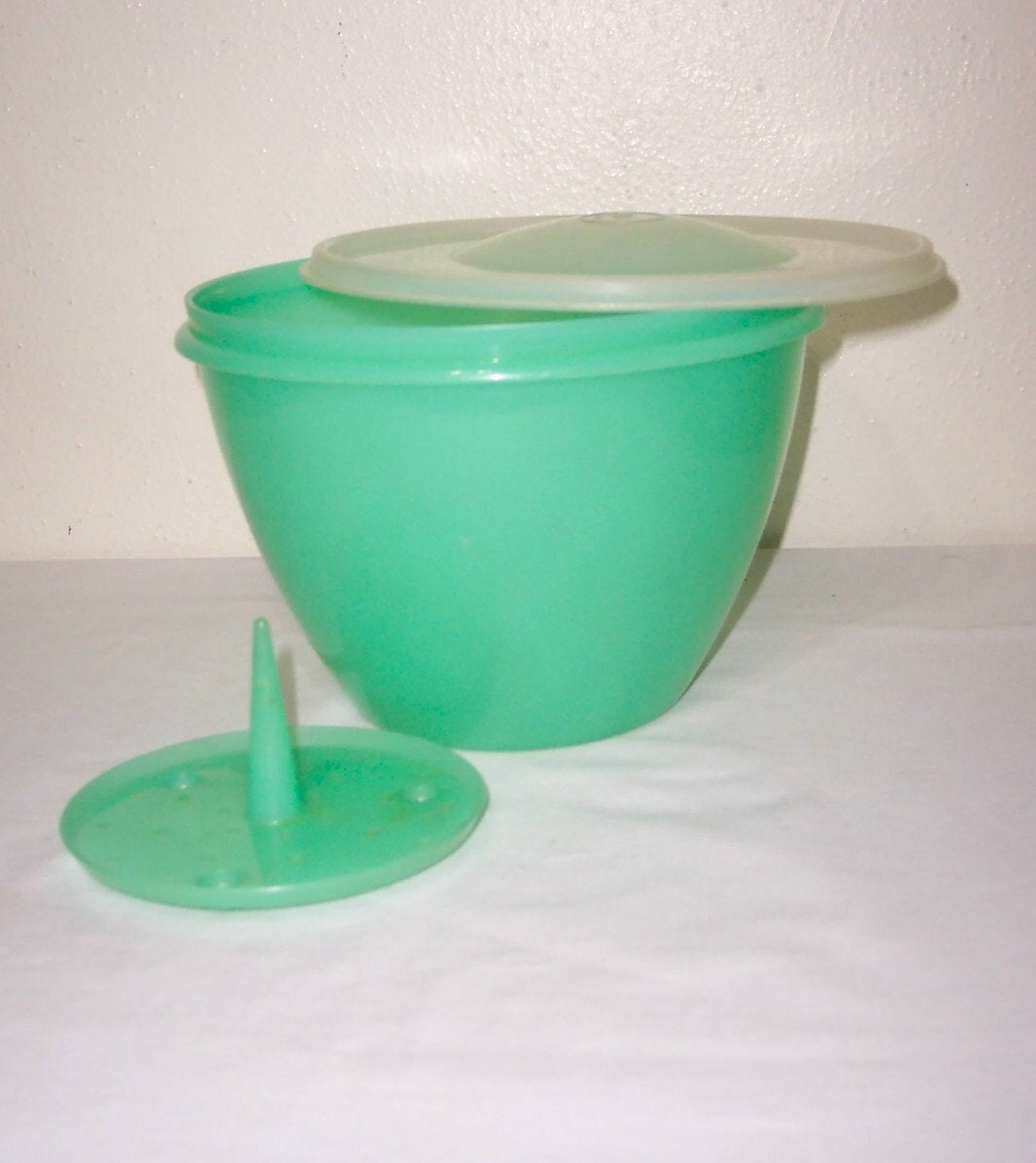 Tupperware Lettuce Keeper with Spike Insert