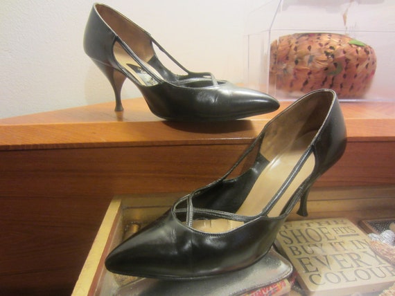 50s vintage kitten heel pumps with cut outs