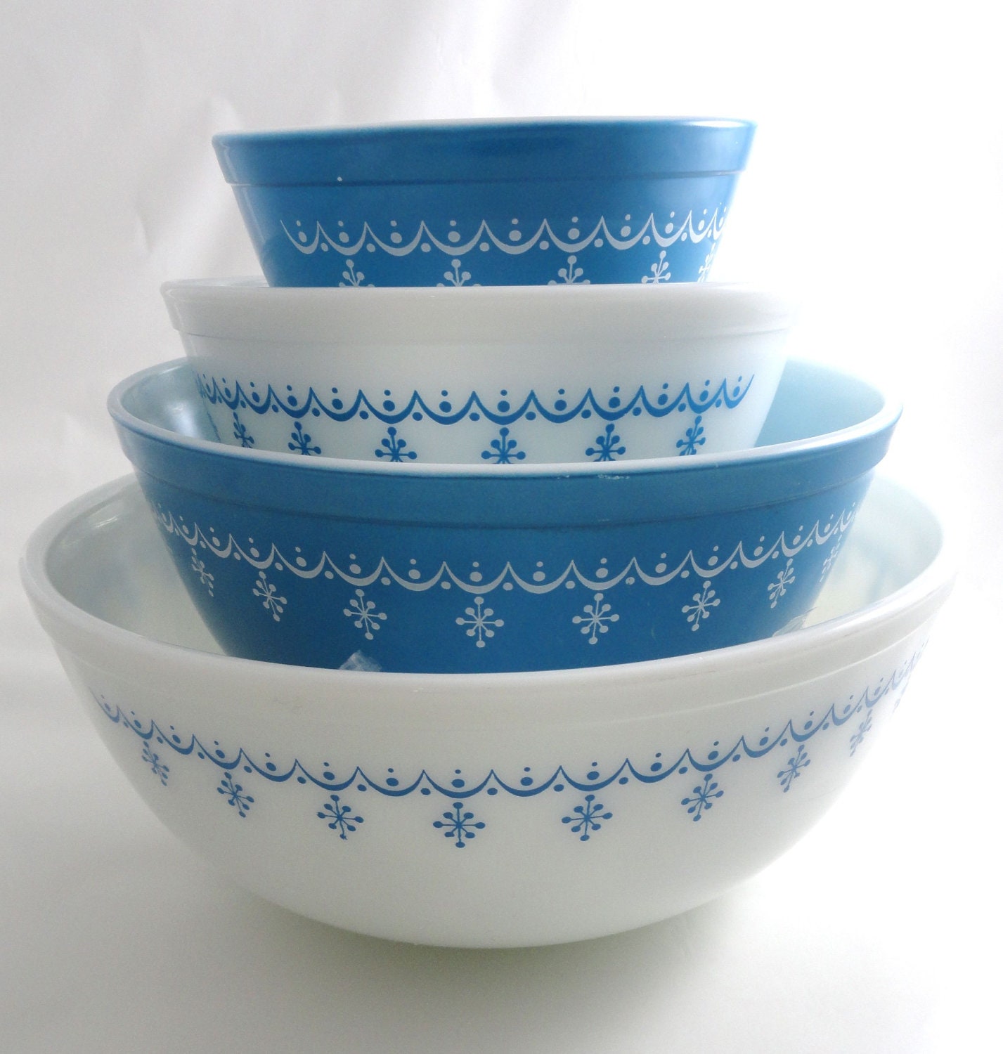 Set of 4 Pyrex NESTING BOWLSVintage blue & by ShabbyCottageHome1