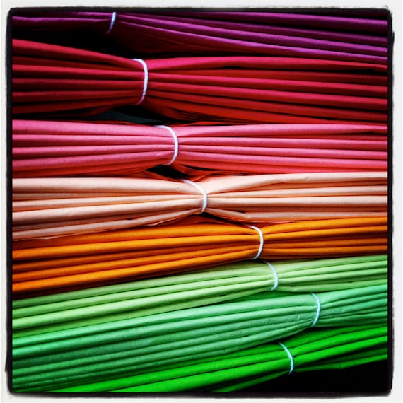 CUSTOM COLORS / 100 pompoms / wedding decorations / engagement party / birthday party decor / diy / anniversary / party decoration / pompoms Il_570xn