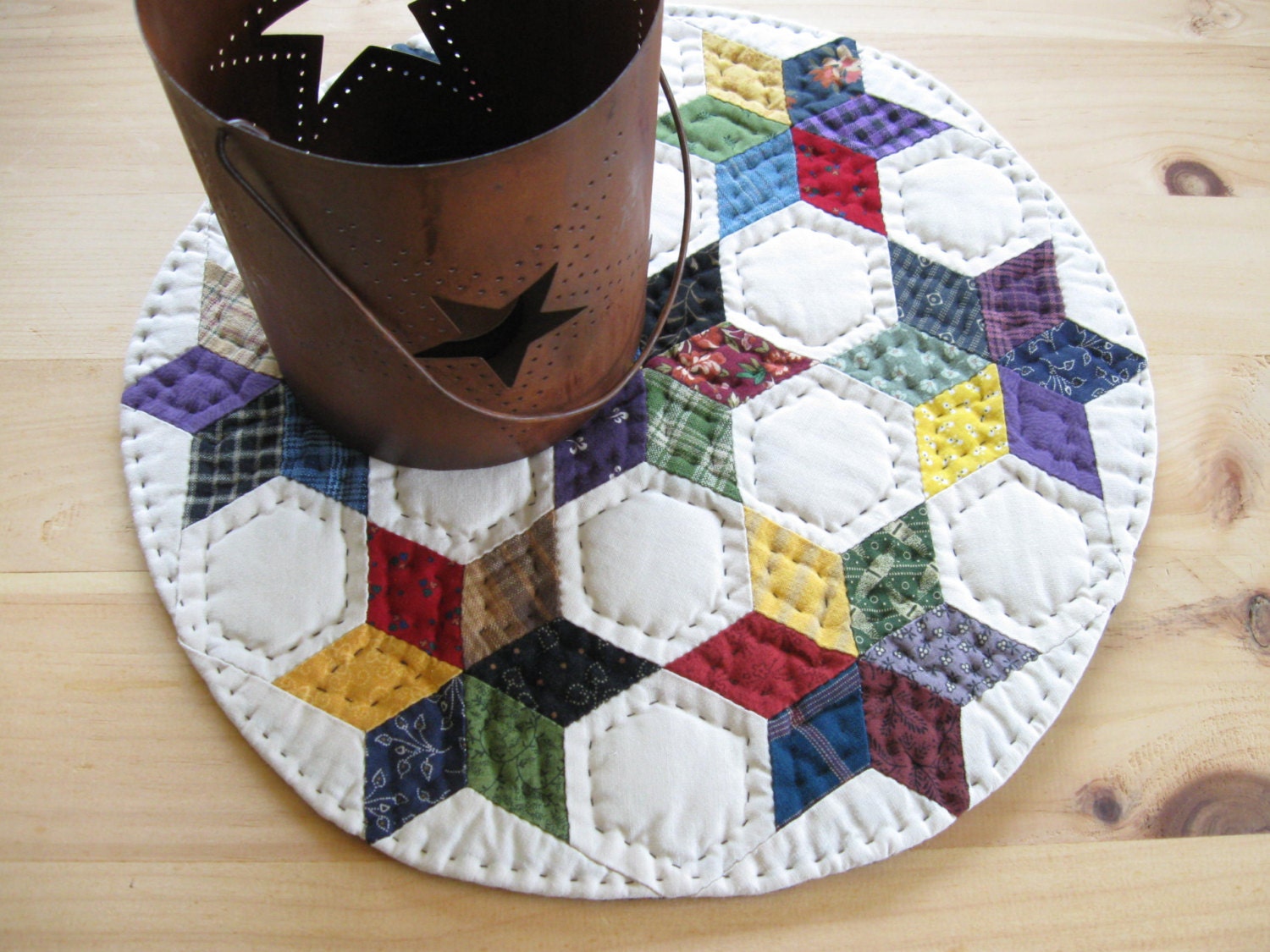 round-table-quilt-quilted-table-topper-quilted-candle-mat