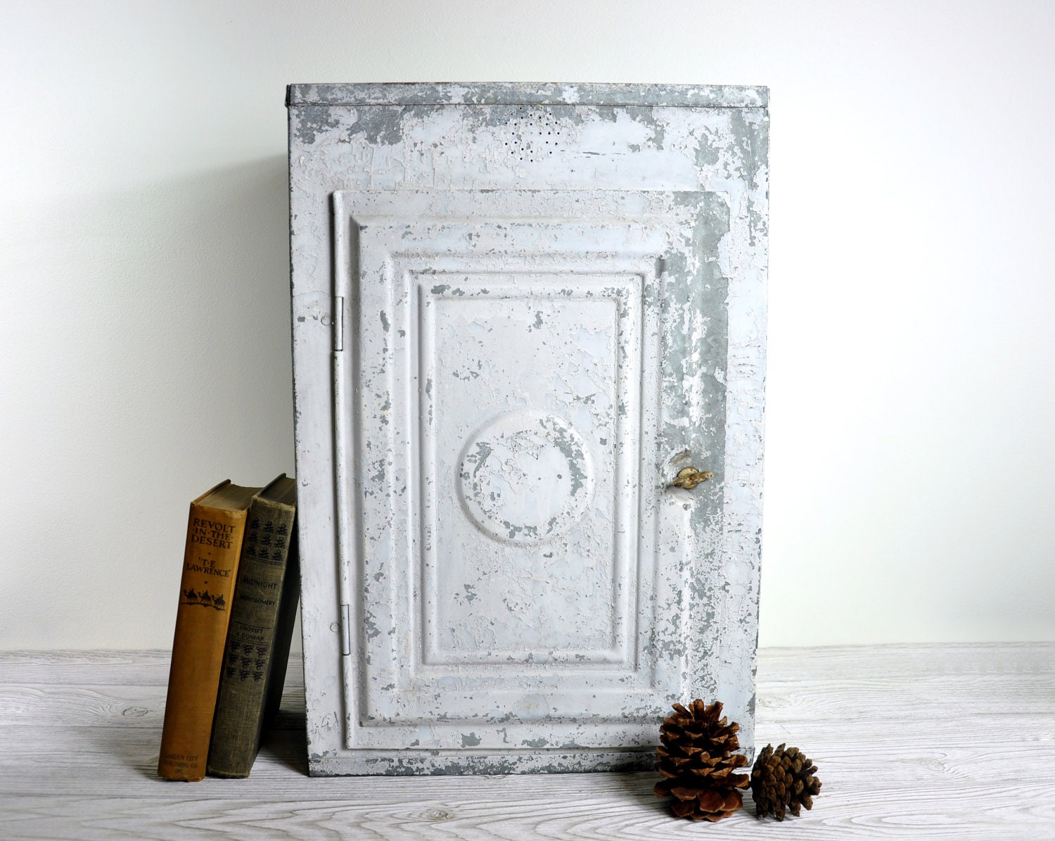 Vintage Rustic Metal / White Metal