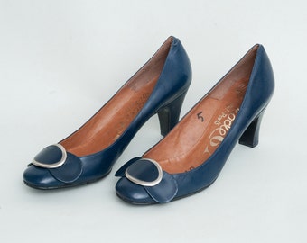 Size 5 Narrow Dark Blue Mod high heels pumps Nos vintage