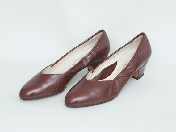 size 8 nos vintage brown low heels pumps size 8 nos vintage brown low heels pumps