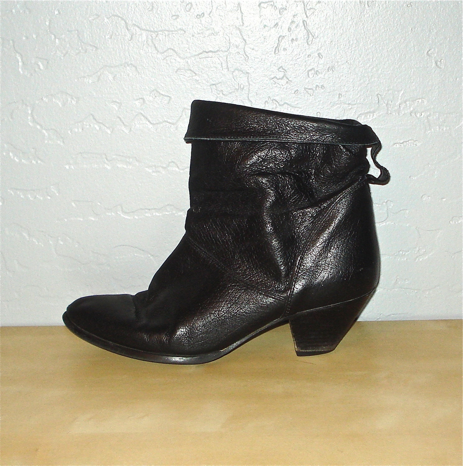 Vintage 80s black leather ANKLE BOOTS small heel fold over