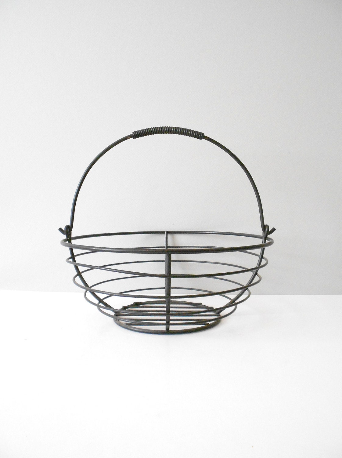 industrial black metal round wire basket // minimalist bowl