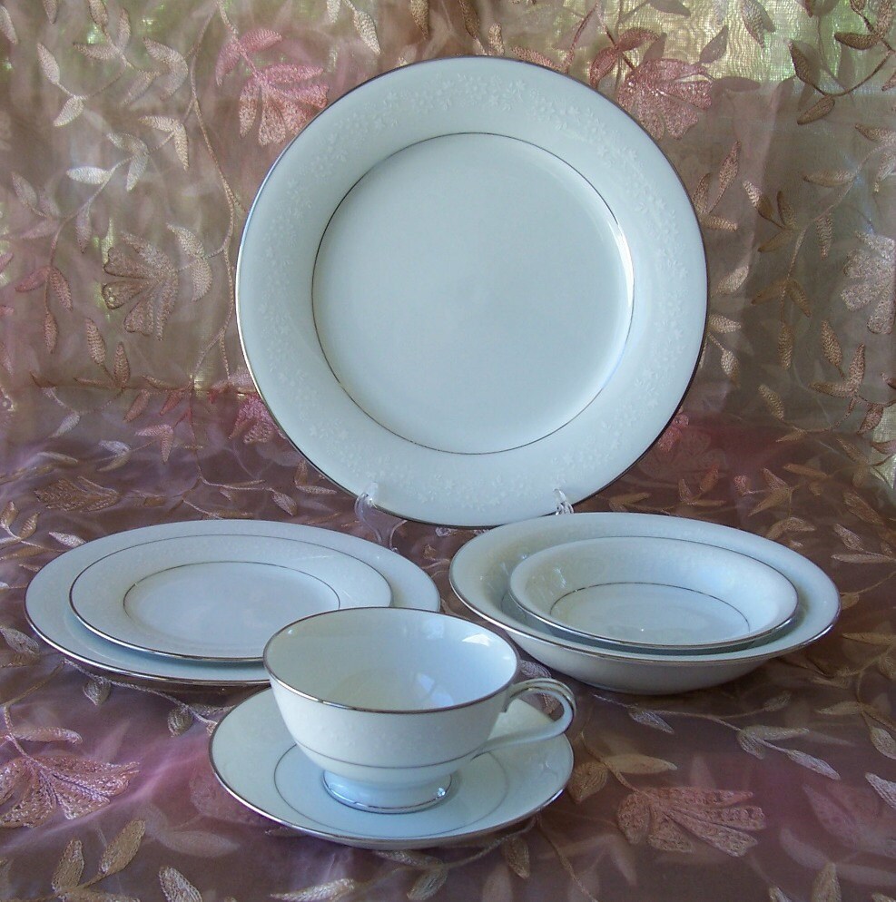Vintage Noritake China Buckingham pattern 6438 127 pc.