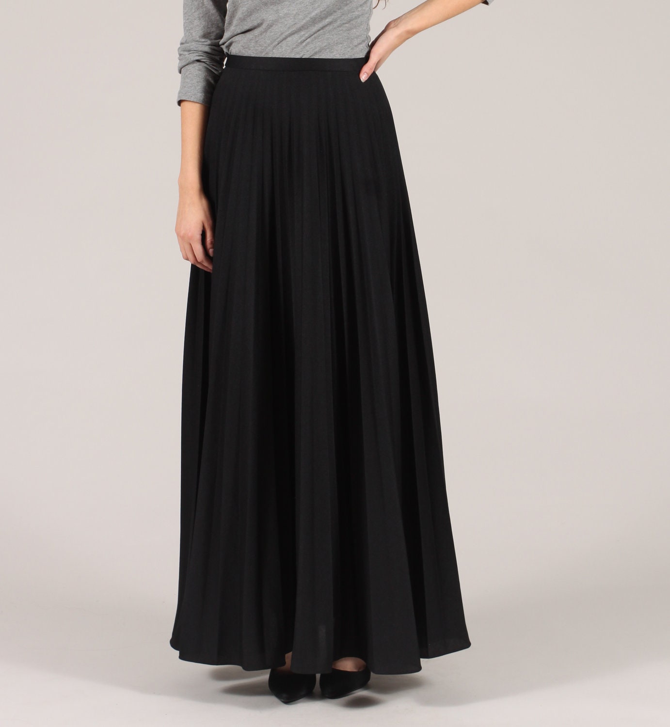 black maxi skirt // vintage 1970s // flowy accordion pleated