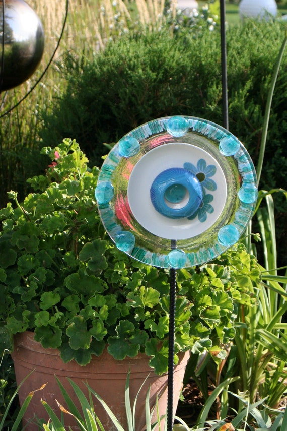Garden Art Sun Catcher Glass Plate Flower Garden Stake