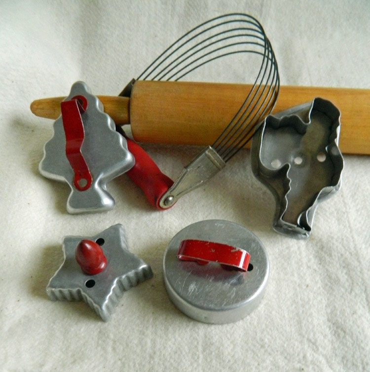 Vintage Androck Pastry Cutter and Cookie Cutter Set Red